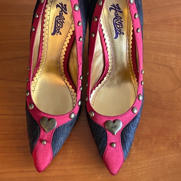 Black leather (“pony hair”) pointy toed high heeled pumps Size 7.5M. - Picture 11 of 11